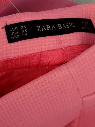 Falda rosa corta con bolsillos