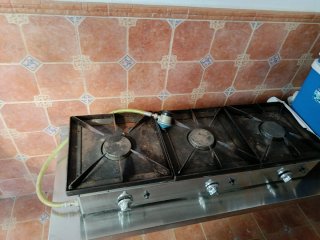 Hornilla industrial con mesa y alcachofa