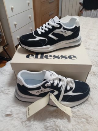Zapatillas Ellesse Negras y Blancas