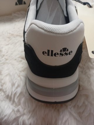 Zapatillas Ellesse Negras y Blancas