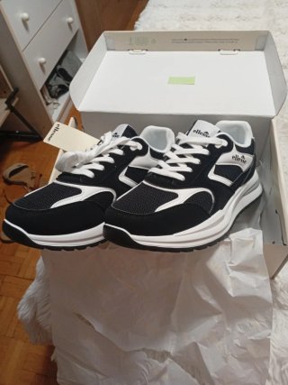 Zapatillas Ellesse Negras y Blancas