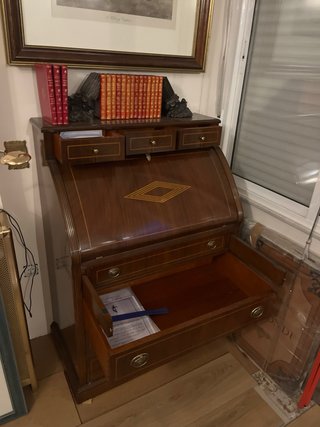 Escritorio de madera con tapa abatible