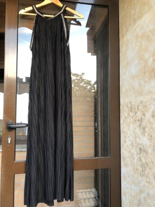 Vestido negro largo plisado