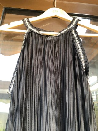 Vestido negro largo plisado