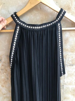 Vestido negro largo plisado
