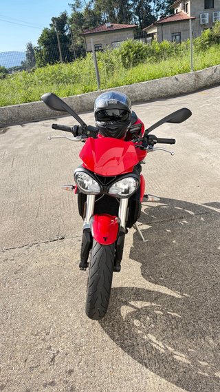 Triumph Sportbike Roja