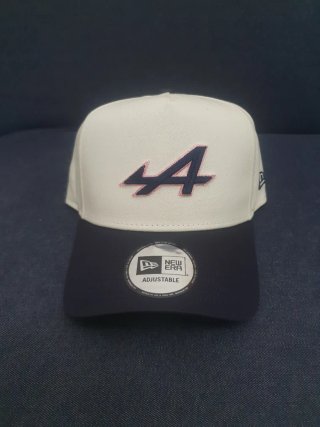 Gorra New Era x Alpine – Color Beige & Azul Marino