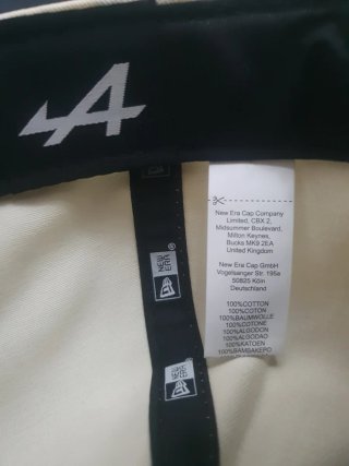 Gorra New Era x Alpine – Color Beige & Azul Marino