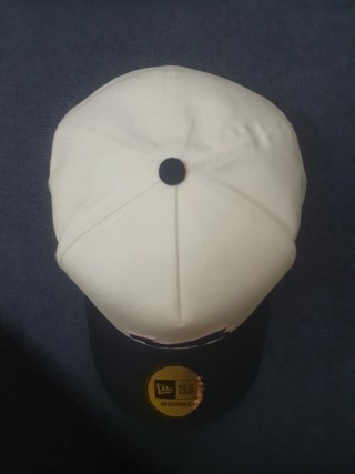 Gorra New Era x Alpine – Color Beige & Azul Marino