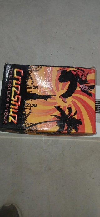 Zapatillas deportivas con ruedas grises y azules