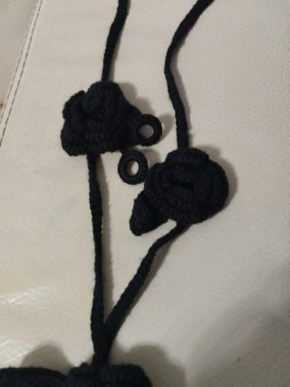 Collar de ganchillo negro con adornos