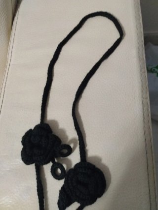 Collar de ganchillo negro con adornos