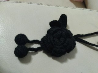Collar de ganchillo negro con adornos