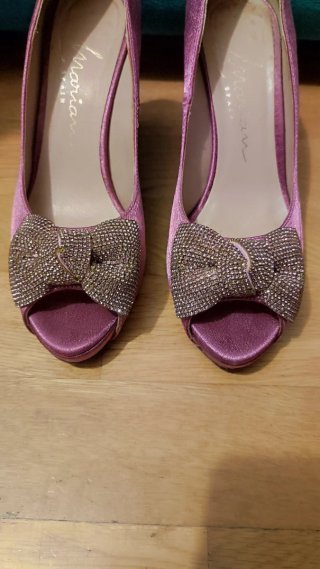 Zapatos de tacón rosa con lazo