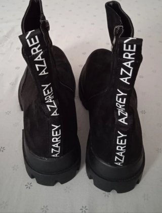 Botas negras con cremallera y suela gruesa