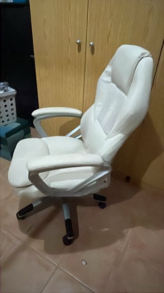 Silla de escritorio beige y mesa
