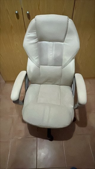 Silla de escritorio beige y mesa