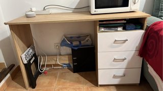 Silla de escritorio beige y mesa