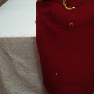 Vestido rojo con cinturón dorado