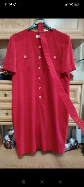 Vestido rojo con cinturón dorado