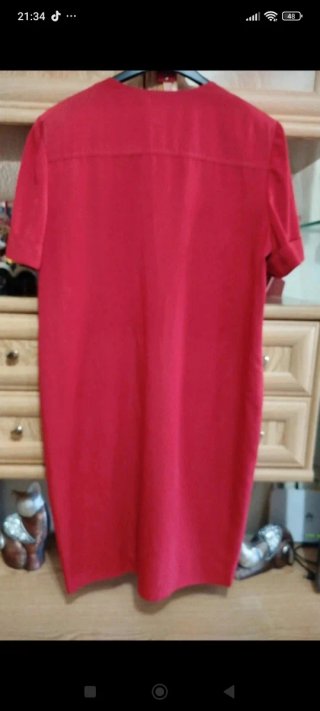 Vestido rojo con cinturón dorado