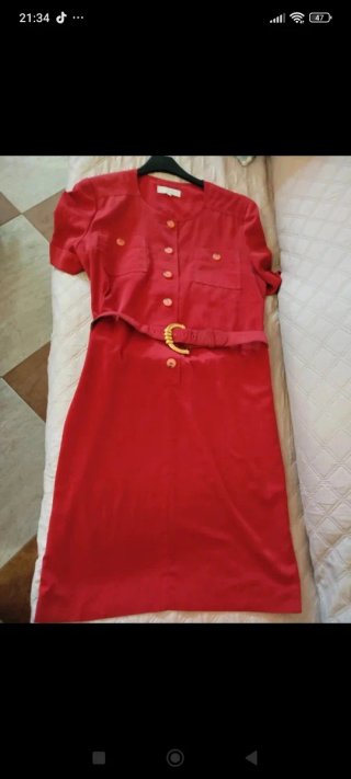 Vestido rojo con cinturón dorado