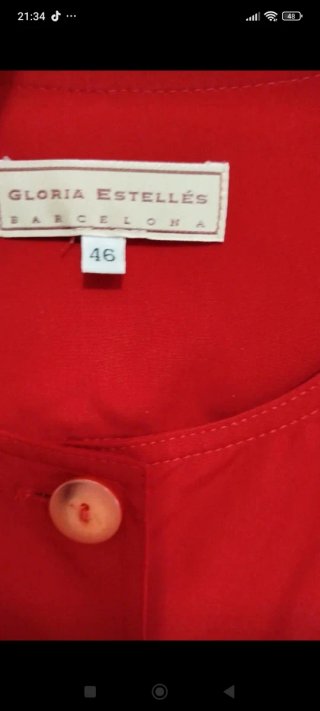 Vestido rojo con cinturón dorado