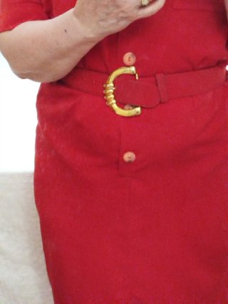 Vestido rojo con cinturón dorado