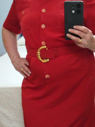 Vestido rojo con cinturón dorado