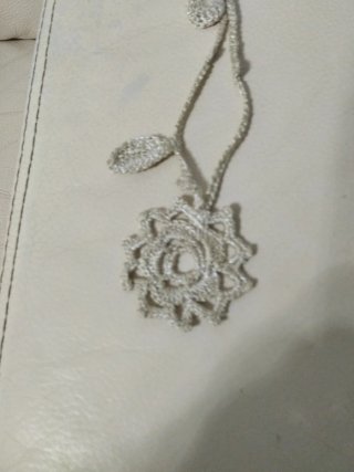 Collar de ganchillo plateado