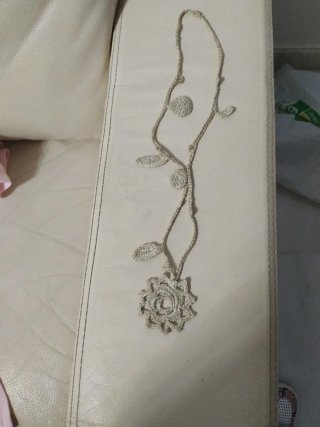 Collar de ganchillo plateado