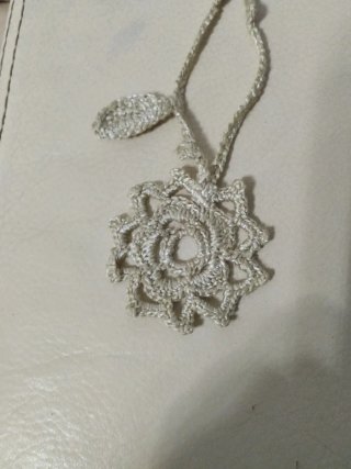 Collar de ganchillo plateado