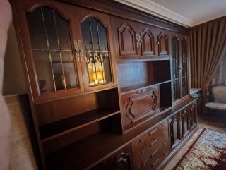 Mueble vitrina de madera para salón