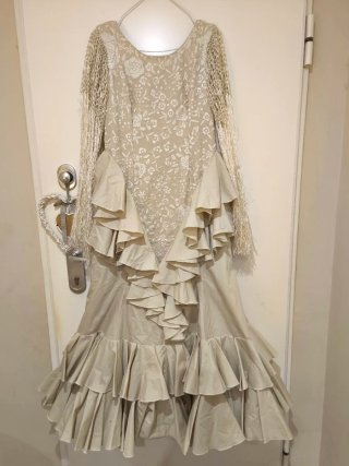 Traje Flamenca Gitana Sevillana Beige
