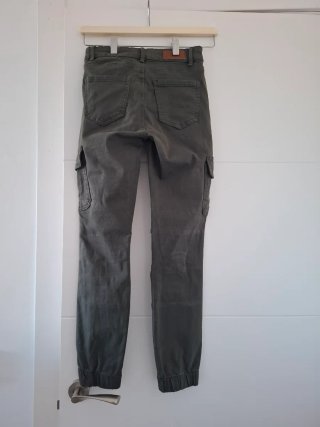 Pantalón cargo Only verde militar