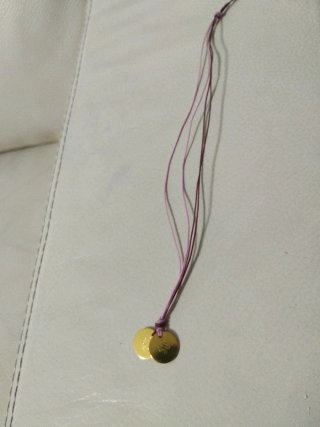 Colgante con dos monedas doradas