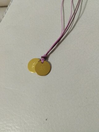 Colgante con dos monedas doradas