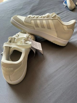 Tenis Adidas Beige y Blanco