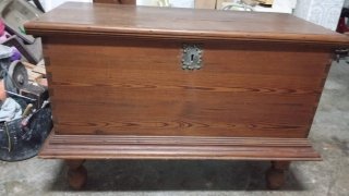 Arca de madera antigua con cerradura