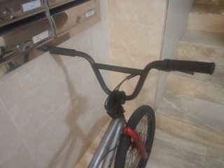 Bicicleta BMX Plata y Roja B-TWIN.