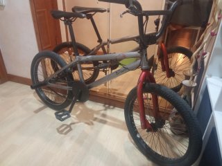 Bicicleta BMX Plata y Roja B-TWIN.