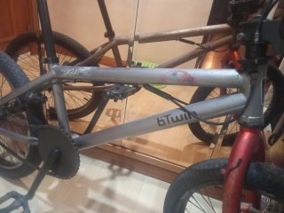 Bicicleta BMX Plata y Roja B-TWIN.