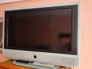 Sinfonier de madera marrón + TV Loewe