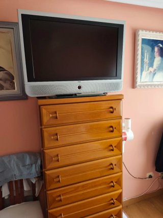 Sinfonier de madera marrón + TV Loewe