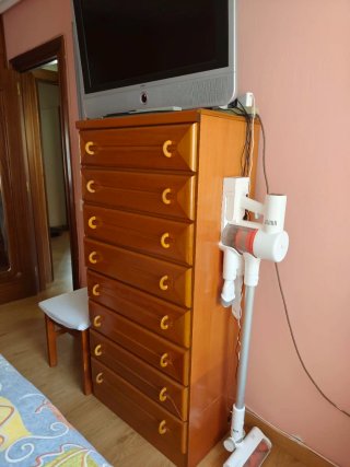 Sinfonier de madera marrón + TV Loewe