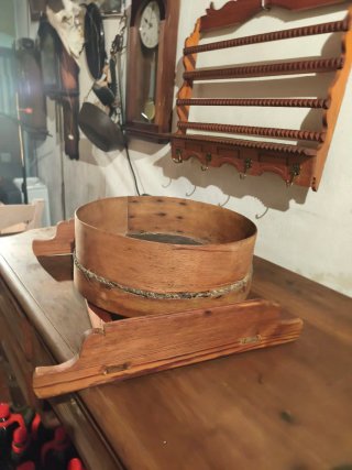 Cedazo de harina madera antiguo con soporte