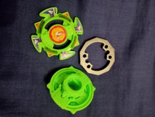 Beyblade Metal Driger più parti extra