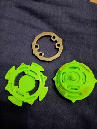 Beyblade Metal Driger più parti extra