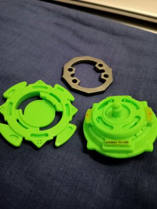 Beyblade Metal Driger più parti extra