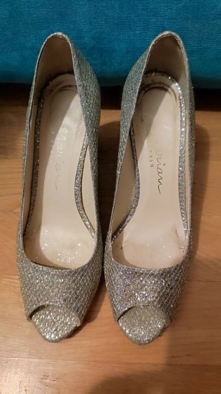 Zapatos de tacón plateados